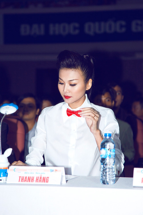 Thanh Hằng chi 500 USD cho nơ cài áo - 1