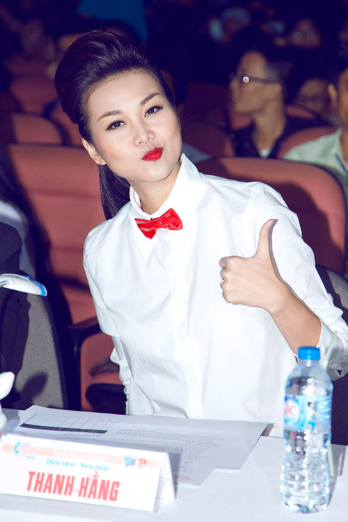 Thanh Hằng chi 500 USD cho nơ cài áo - 2