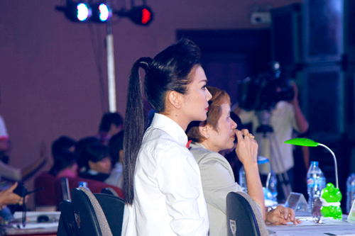 Thanh Hằng chi 500 USD cho nơ cài áo - 5