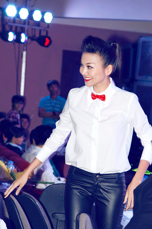 Thanh Hằng chi 500 USD cho nơ cài áo - 7