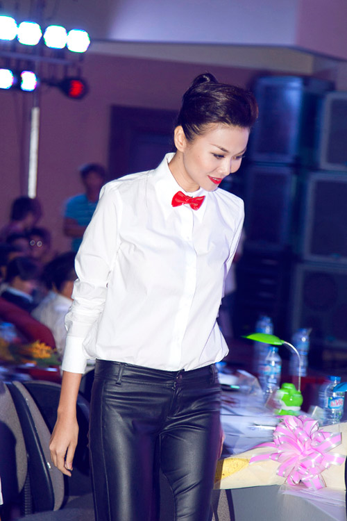 Thanh Hằng chi 500 USD cho nơ cài áo - 8