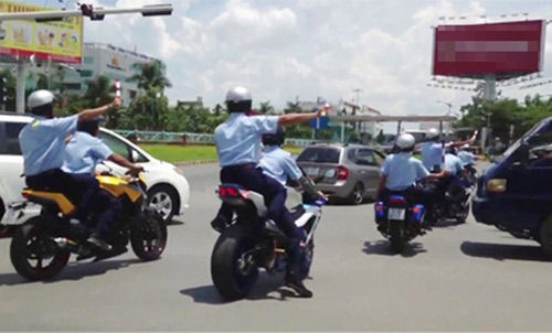 Bắt hàng loạt xe “hộ tống” Nick Vujicic - 1