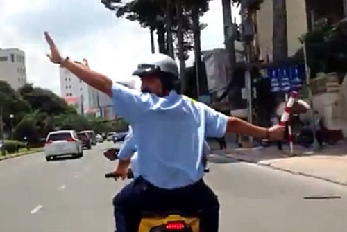 Bắt hàng loạt xe “hộ tống” Nick Vujicic - 2