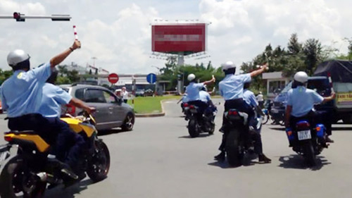 Bắt hàng loạt xe “hộ tống” Nick Vujicic - 3