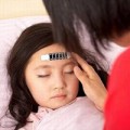 Sức khỏe - Trẻ sốt: Khi chăm tại nhà, khi nào đi viện?