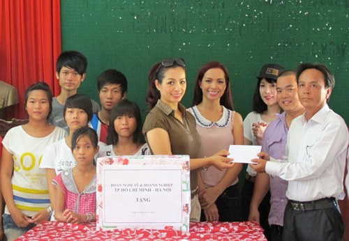 Vợ chồng Thúy Hạnh làm từ thiện trước Tết thiếu thi - 9
