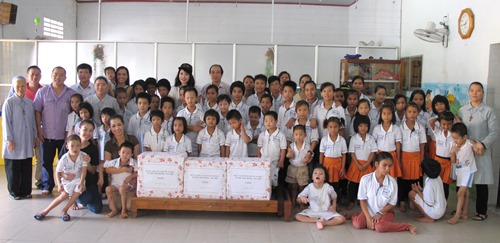 Vợ chồng Thúy Hạnh làm từ thiện trước Tết thiếu thi - 10