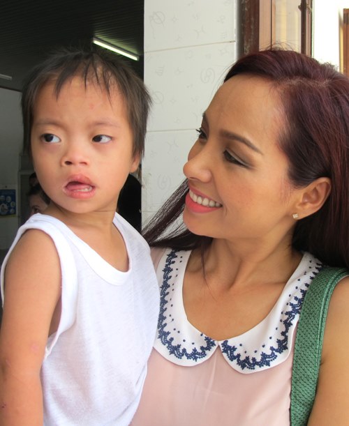 Vợ chồng Thúy Hạnh làm từ thiện trước Tết thiếu thi - 7