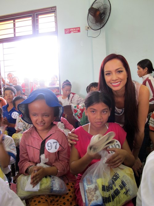 Vợ chồng Thúy Hạnh làm từ thiện trước Tết thiếu thi - 8