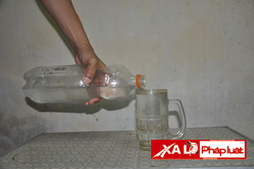 Rượu pha bằng... thuốc sâu và phân lân bán khắp HN - 2
