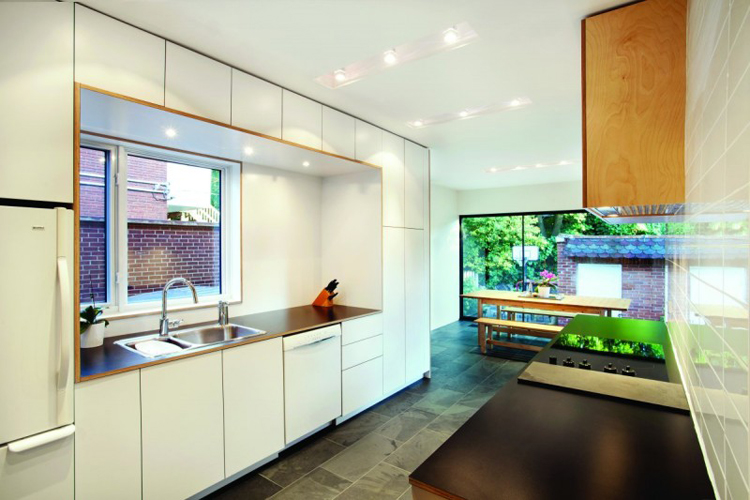 Ngôi nhà có diện tích không được rộng rãi, chủ nhà sử dụng không gian liên thông bếp - phòng ăn để giảm bớt cảm giác chật chội.
