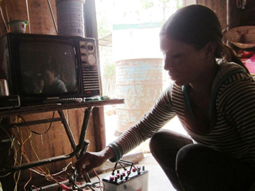 Tù mù làng 25 năm không có điện - 1