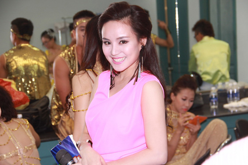 Vy Oanh tiếp tục đắt show MC - 4