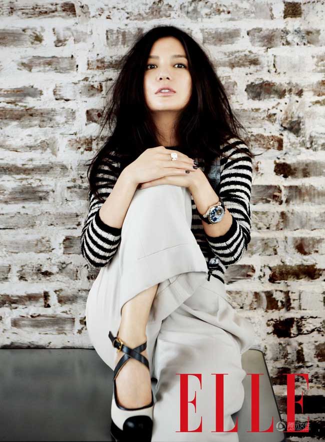 Triệu Vy với style áo kẻ sọc - quần loe trên tạp chí thời trang Elle.
