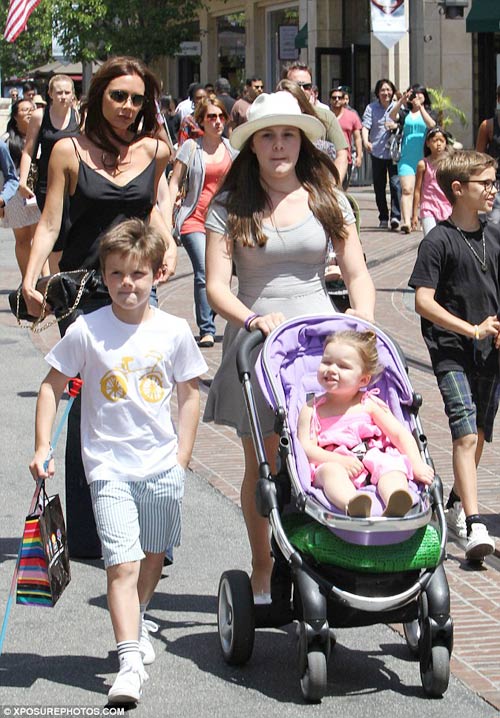 Mẹ con Vic bồng bế nhau đi mua sắm - 1