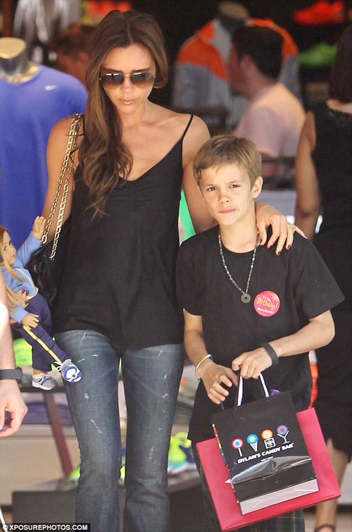 Mẹ con Vic bồng bế nhau đi mua sắm - 3