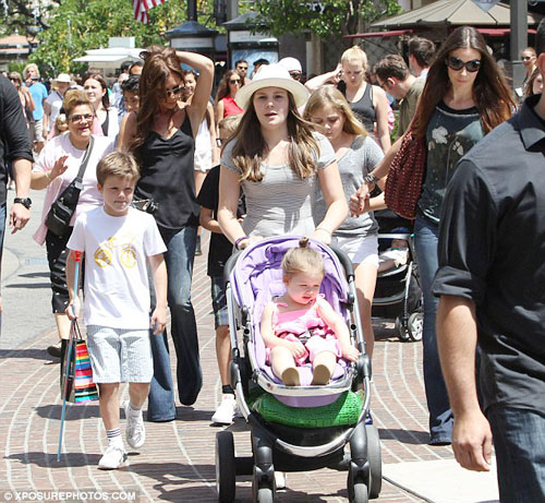 Mẹ con Vic bồng bế nhau đi mua sắm - 2