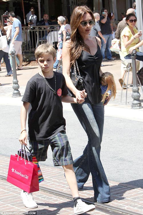 Mẹ con Vic bồng bế nhau đi mua sắm - 4