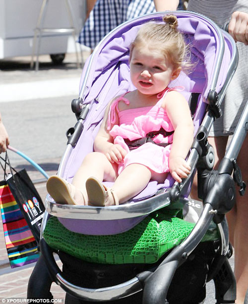 Mẹ con Vic bồng bế nhau đi mua sắm - 7