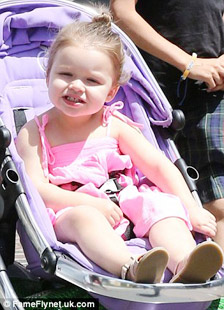 Mẹ con Vic bồng bế nhau đi mua sắm - 6