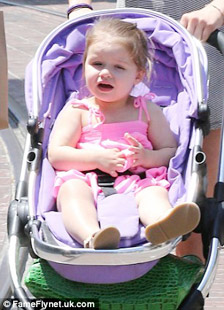 Mẹ con Vic bồng bế nhau đi mua sắm - 5