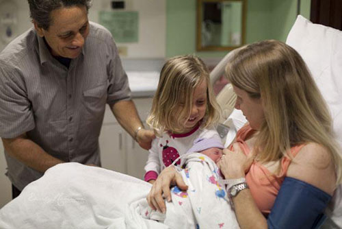 Đến bệnh viện không kịp, đẻ rớt vỉa hè - 2