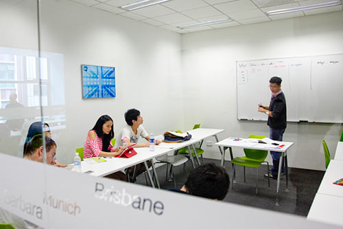 quot;Trốnquot; showbiz, Phan Như Thảo miệt mài học tập - 3