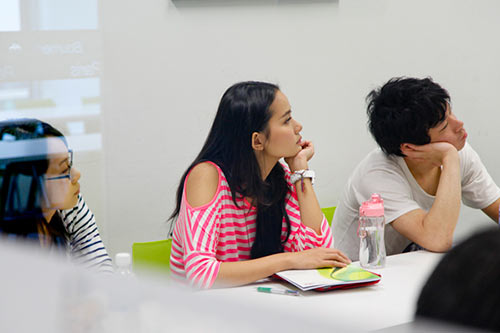 quot;Trốnquot; showbiz, Phan Như Thảo miệt mài học tập - 2