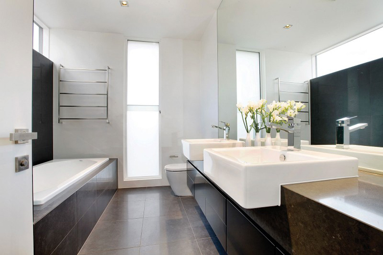 Phòng tắm trắng với nội thất cao cấp luôn đem đến cho gia chủ một cảm giác thích thú mỗi khi bước vào.
