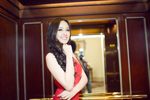 Mai Phương Thúy nổi bật trong sắc đỏ - 4