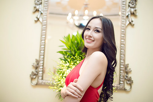 Mai Phương Thúy nổi bật trong sắc đỏ - 7