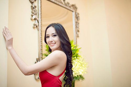 Mai Phương Thúy nổi bật trong sắc đỏ - 8