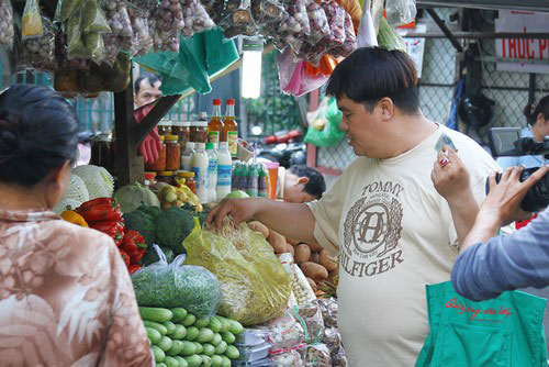 Danh hài Hoàng Mập đi chợ nấu bún bò cho vợ - 2