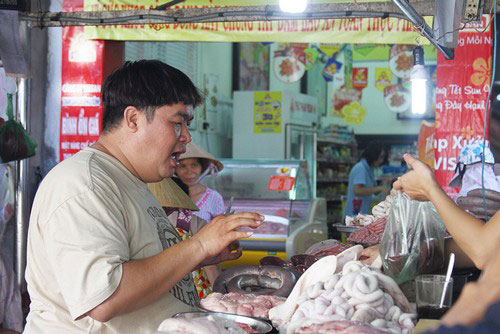 Danh hài Hoàng Mập đi chợ nấu bún bò cho vợ - 5