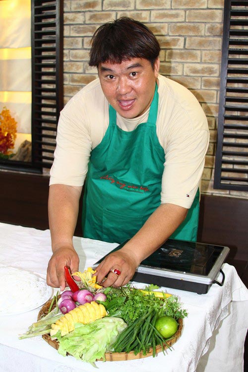 Danh hài Hoàng Mập đi chợ nấu bún bò cho vợ - 9