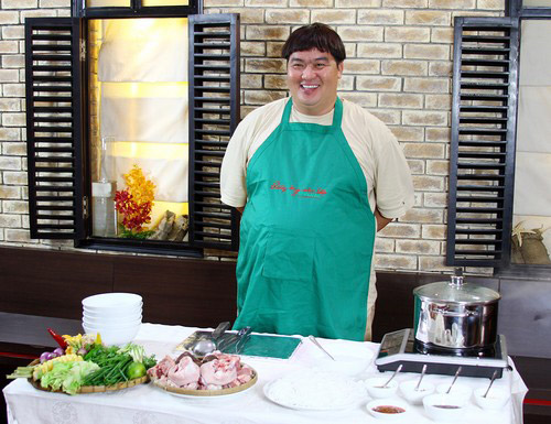 Danh hài Hoàng Mập đi chợ nấu bún bò cho vợ - 10