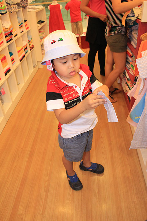 Theo chân Hoa khôi Thu Hương đi mua quà 1/6 - 6