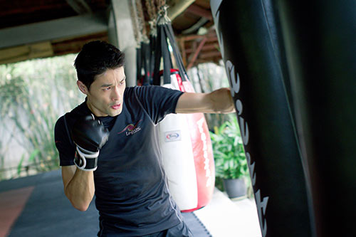 Johnny Trí Nguyễn khoe vẻ nam tính - 3