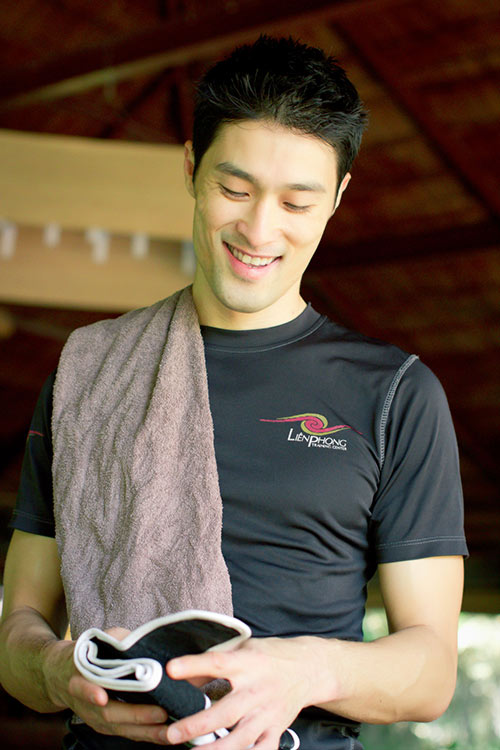 Johnny Trí Nguyễn khoe vẻ nam tính - 10