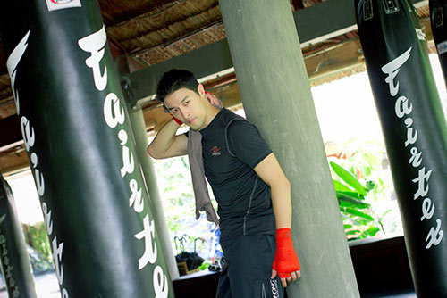 Johnny Trí Nguyễn khoe vẻ nam tính - 4