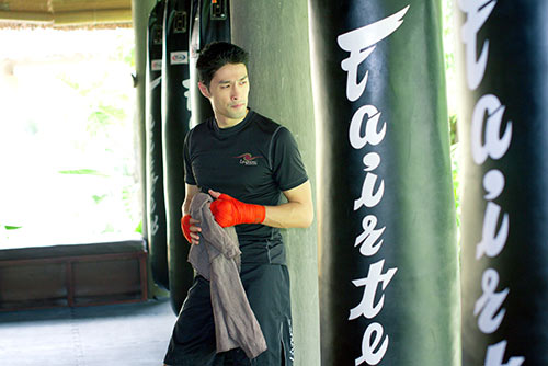 Johnny Trí Nguyễn khoe vẻ nam tính - 5