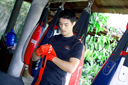 Johnny Trí Nguyễn khoe vẻ nam tính - 9