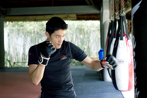 Johnny Trí Nguyễn khoe vẻ nam tính - 1