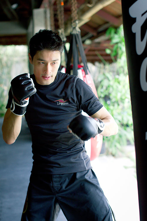 Johnny Trí Nguyễn khoe vẻ nam tính - 2