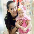 Làng sao - Chung Thục Quyên mua quà thiếu nhi cho cháu gái