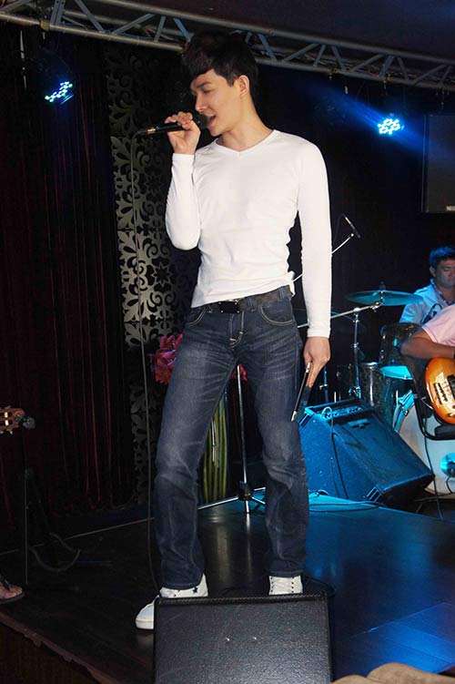 Nathan Lee trẻ trung tập hát - 2