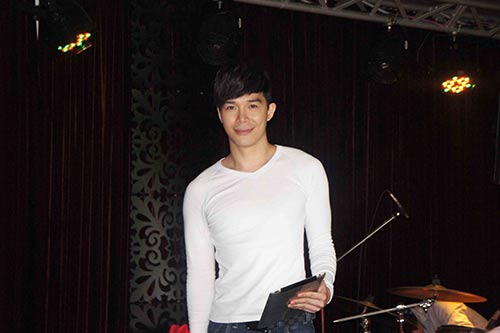 Nathan Lee trẻ trung tập hát - 6