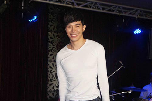 Nathan Lee trẻ trung tập hát - 7