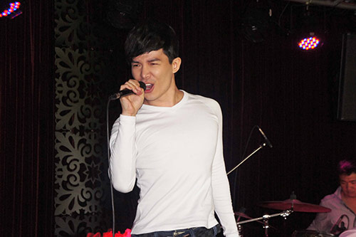 Nathan Lee trẻ trung tập hát - 4