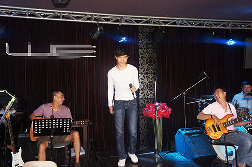 Nathan Lee trẻ trung tập hát - 1